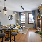 Modern 1 Bedroom By The Gondola דירה